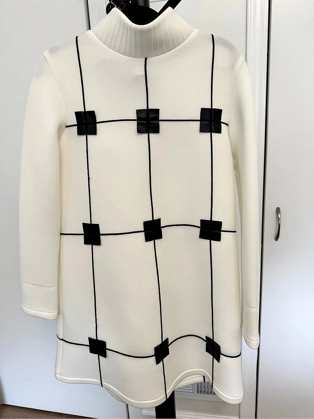 Geometric Tunic in White & Black Like New